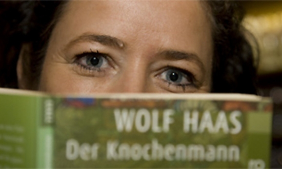 Bild Der Knochenmann von Wolf Haas in Wort, Bild und Ton