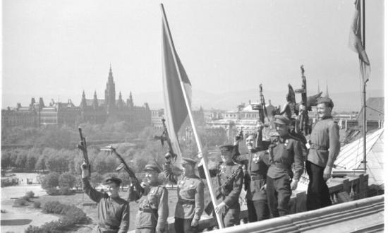 Sowjetische Soldaten am Parlamentsgebäude in Wien © ÖNB Wien
